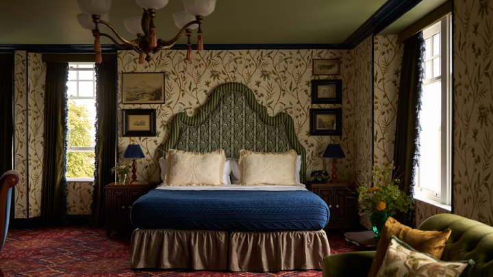 MARINE DORNOCH ROOM 207 0124 King Suite Sea View